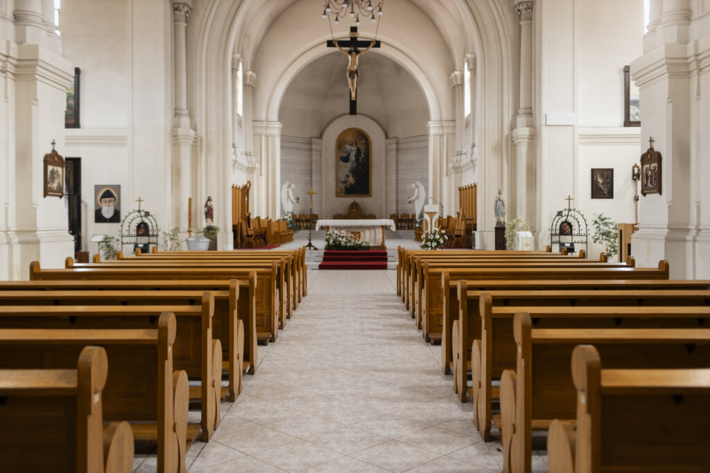 dentro da igreja catolica vazia 