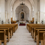 igreja catolica vazia , como faze dinheiro com a fe
