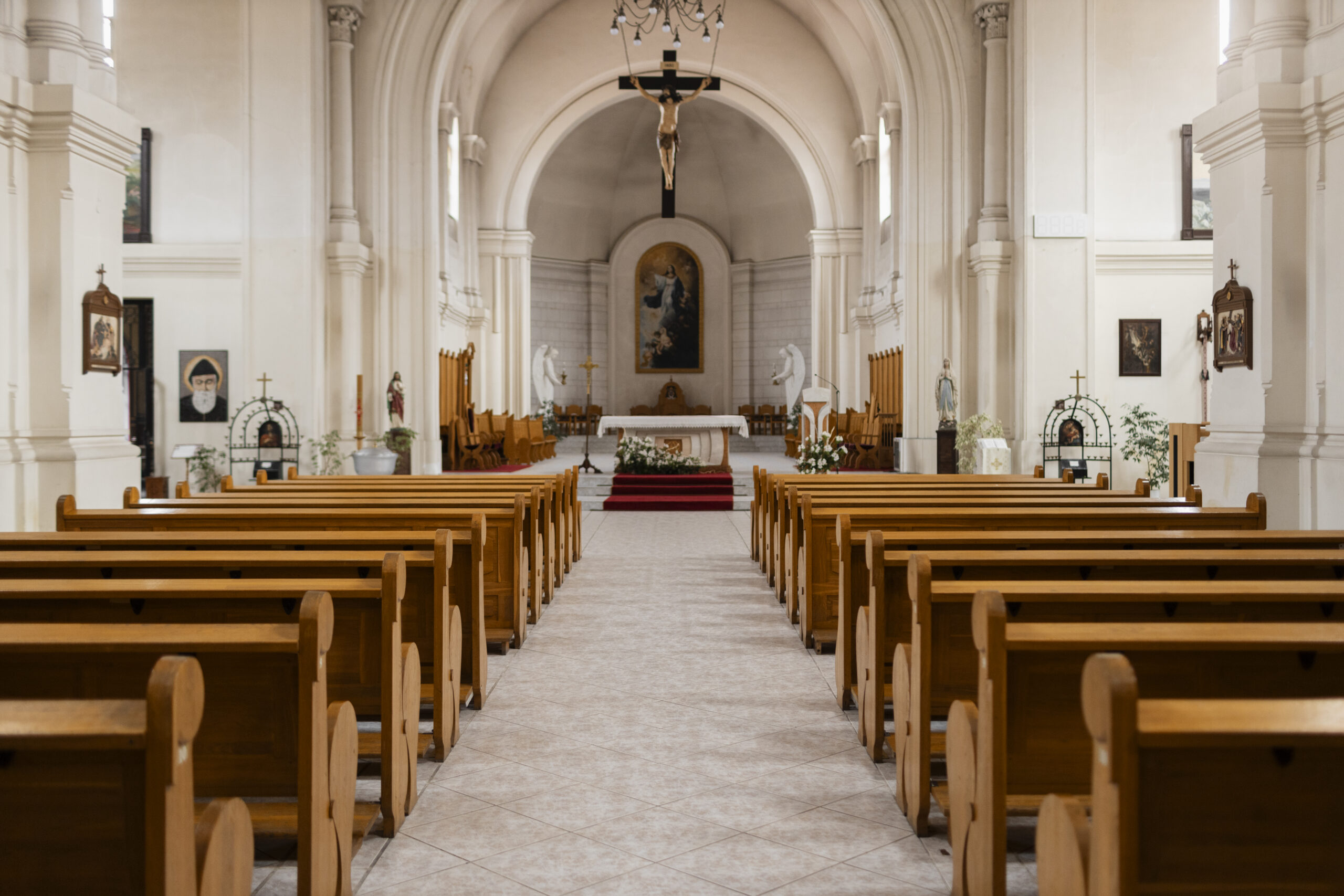 igreja catolica vazia , como faze dinheiro com a fe